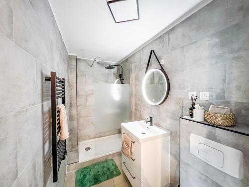 La salle de bains est pourvue d'un lavabo et d'un miroir. dans l'établissement Charmant T2 au Cœur de la Ville, à Tarbes