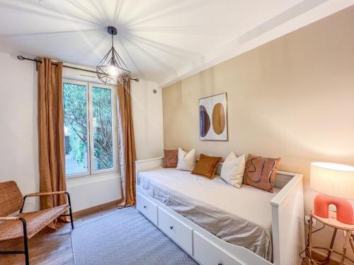 a bedroom with a bed and a window at Charmant T2 au Cœur de la Ville in Tarbes