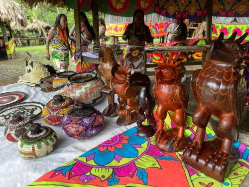 einen Tisch mit Vasen und anderen Gegenständen darauf in der Unterkunft Hospedaje Agroturismo Wounaan in Pidiaque