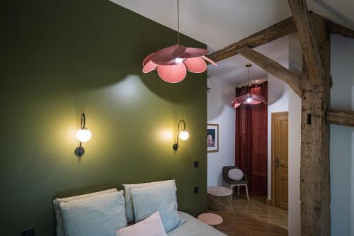 sypialnia z zieloną ścianą z trzema światłami w obiekcie Charmantes Maisons avec spas privatifs au calme Idéal weekend à 2 en famille ou entres amis w mieście Méry-sur-Cher