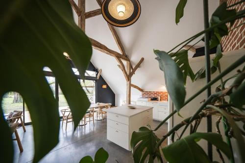 a room with a desk and a table with chairs at Charmantes Maisons avec spas privatifs au calme Idéal weekend à 2 en famille ou entres amis in Vierzon