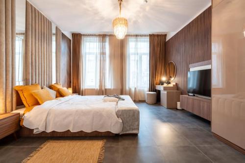 a bedroom with a large bed and a television at luxueux appartement 5 chambre in Brussels