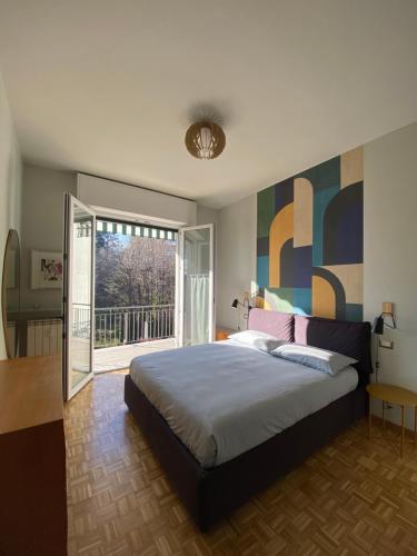 ein Schlafzimmer mit einem großen Bett und einem Balkon in der Unterkunft The Silky Way in Como