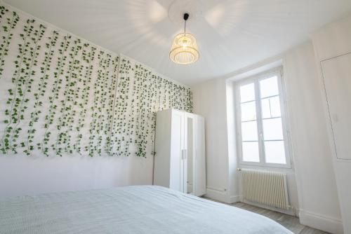 - une chambre avec un papier peint floral sur le mur dans l'établissement #Nouveau@Nature&Beaut#, à Cognac