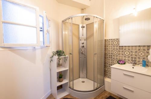 La salle de bains est pourvue d'une douche et d'un lavabo. dans l'établissement #Nouveau@Nature&Beaut#, à Cognac