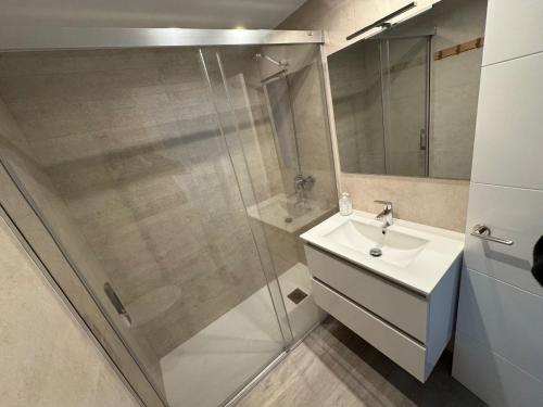 een badkamer met een douche en een wastafel bij TORREMOLINOS CARIHUELA 1ª LINEA PLAYA in Torremolinos