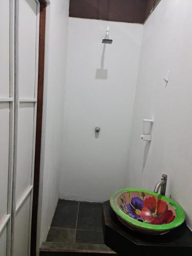 a bathroom with a green bowl on a table at Cabañas MOHES ballena in Uvita