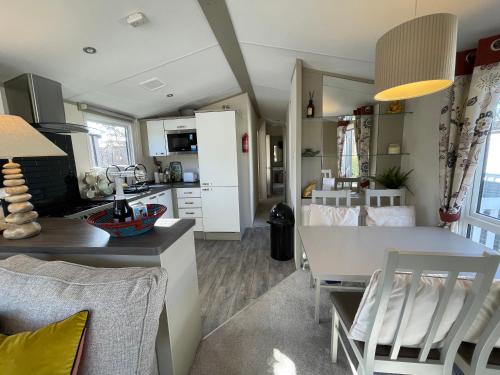 Una cocina o zona de cocina en Seton Sands Haven Holiday Park - Prestige Caravan