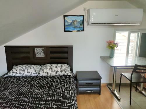 1 dormitorio con cama, mesa y escritorio en Guest House VeryMary Eilat Stydio en Eilat