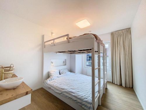 מיטה או מיטות קומותיים בחדר ב-Hoekappartement 'Westdiep' met zeezicht te Oostduinkerke - Bad