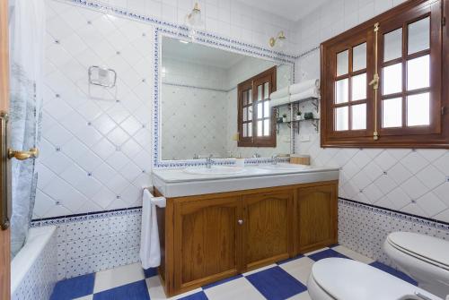 y baño con lavabo, aseo y espejo. en Azvalia Valdeazahares, en El Puerto de Santa María