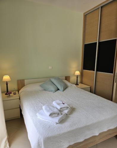 Ένα ή περισσότερα κρεβάτια σε δωμάτιο στο Zoe's home - stunning view