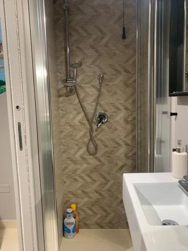 y baño con ducha y lavabo. en S&S - Il Tocco, en Marsala