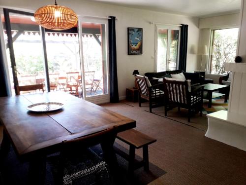 un salon avec une table en bois et un canapé dans l'établissement villa les Arbousiers, à Vieux-Boucau-les-Bains