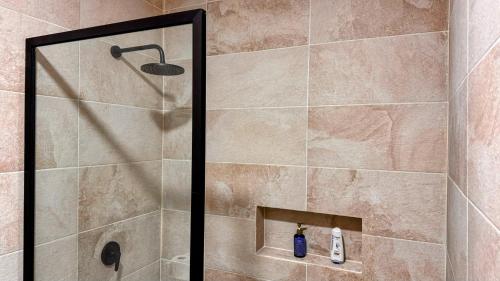 a shower with a glass door in a bathroom at Edificio Tofino in Quito