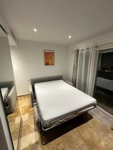 une chambre avec un lit dans une pièce dans l'établissement U Caseddu Cannes, à Cannes