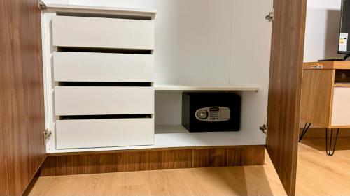 a cupboard with a microwave inside of it at Edificio Tofino in Quito