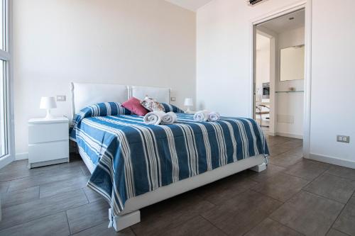 1 dormitorio con 1 cama con manta azul y blanca en Casa dei sogni 20 minuti dal Duomo MM1, en Sesto San Giovanni