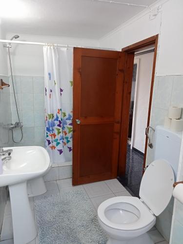 a bathroom with a toilet and a sink at O Anexo in Angra do Heroísmo
