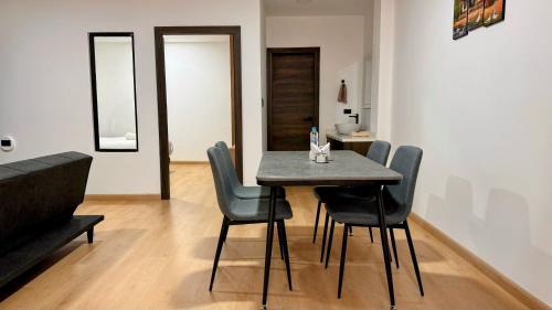 a dining room with a table and chairs at Edificio Tofino in Quito