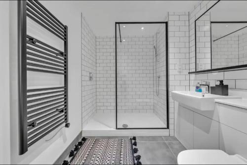 uma casa de banho com um chuveiro, um WC e um lavatório. em Colindale NW9 1BED TV/WIFI em Colindale