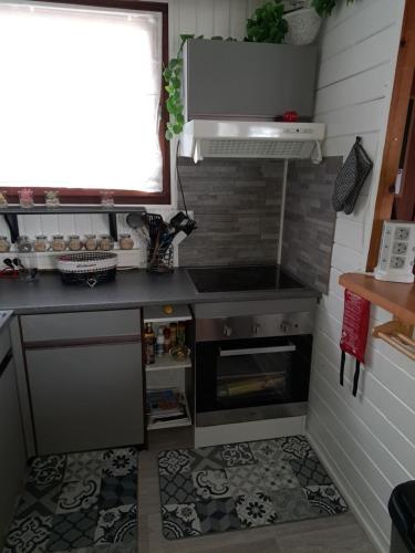 Una cocina o zona de cocina en L'Ard'Heure D'Avance "chalet familial"