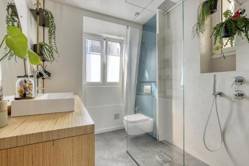 une salle de bain avec une douche, des toilettes et un lavabo dans l'établissement Stunning & warm flat in the 11th - Parmentier, à Paris