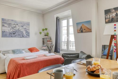 - un salon avec un lit, une table et une salle à manger dans l'établissement Stunning & warm flat in the 11th - Parmentier, à Paris