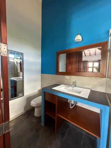 ein Bad mit einem Waschbecken und einem WC in der Unterkunft Finca del Bosque in Montenegro