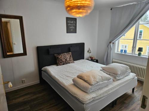 ein Bett mit zwei Kissen darauf in einem Schlafzimmer in der Unterkunft BOGRANGEN LGH F in Brograngen