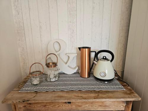 einen Tisch mit Kaffeemaschine und Wasserkocher in der Unterkunft BOGRANGEN LGH F in Brograngen