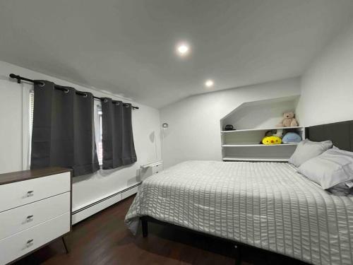 ein kleines Schlafzimmer mit einem Bett und einer Kommode in der Unterkunft Quiet and Cozy Getaway in Milford in Milford