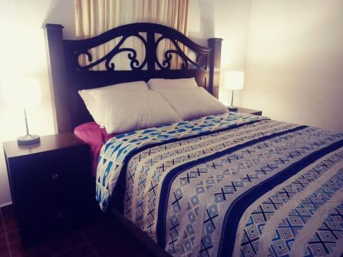 SiguatepequeにあるLa Casa de la Gaviotaのベッドルーム1室(青と白のキルトのベッド1台付)