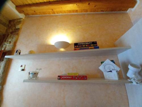 un estante en una pared con libros. en Casa Barbara en Limone Piemonte
