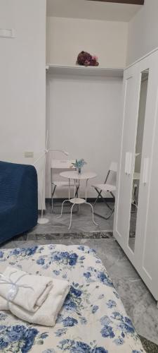 ein Wohnzimmer mit einem Bett und einem Tisch in der Unterkunft le ginestre in centro in Salerno