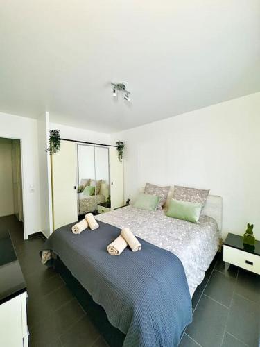 - une chambre avec un lit et 2 serviettes dans l'établissement Appartement VILLA NOVA proche de Paris-Stade de France, à Drancy