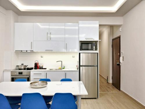 Kuhinja ili čajna kuhinja u objektu City Center Apartment with a Modern Breeze