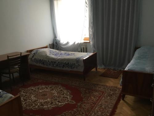 - une chambre avec 2 lits et une fenêtre dans l'établissement Luse Guest House, à Ijevan