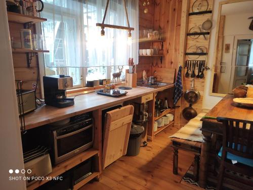 a kitchen with a wooden counter and a window at Cottage Scandi in Palcmanska Maša