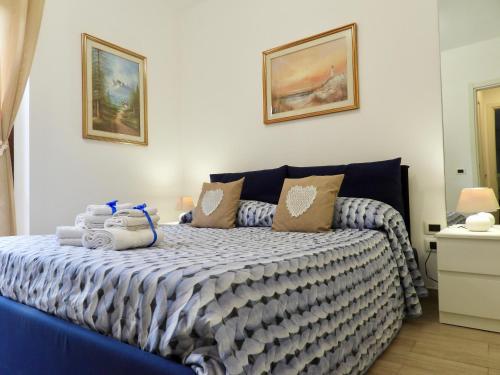 パレルモにあるA Casa di Eli Apartmentの青い掛け布団が敷かれたベッドのある寝室