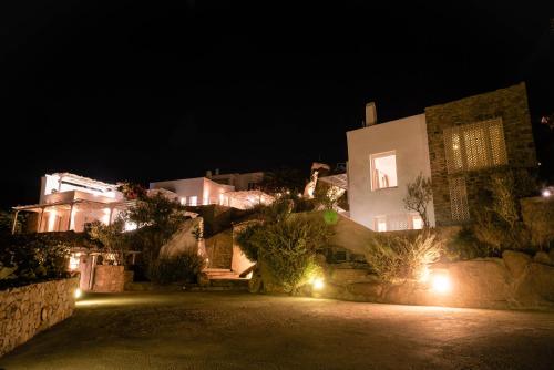 uma casa à noite com luzes à frente em Super Rockies Resort em Praia Super Paradise