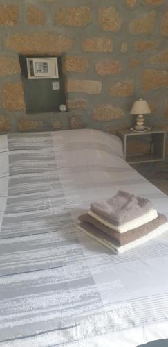 a bedroom with a bed with towels on it at Chez Robert et Sylvie in Pianottoli-Caldarello