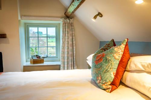 a bedroom with a bed and a window at Ty Newydd B&B in Brecon