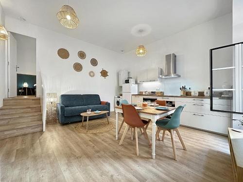 Il comprend un salon et une cuisine avec une table et des chaises. dans l'établissement *L'Armorique* ravissant appartement cosy, à Brest