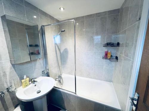een badkamer met een douche, een wastafel en een toilet bij Gorgeous one bed room flat in central London in Londen