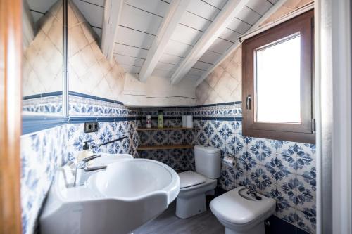 Et badeværelse på Apartamentos Rurales Los Olivos en Candelario