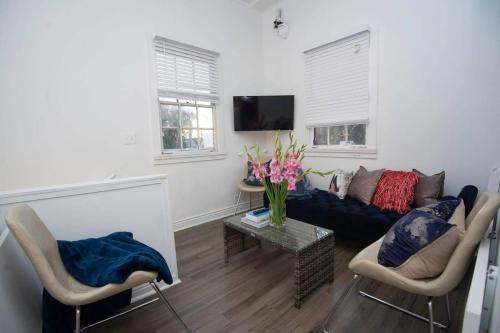 TV a/nebo společenská místnost v ubytování 5 BR - Sleeps 10! Best Location next to French Quarter!