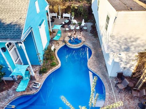 an overhead view of a swimming pool at a resort at 5 BR - Sleeps 10! Best Location next to French Quarter! in New Orleans