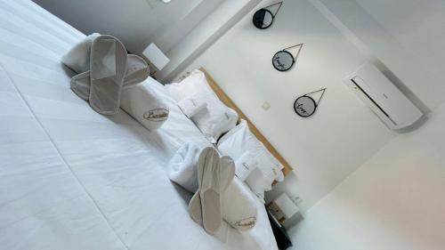 an overhead view of a bedroom with a bed and clocks at ATHINA in Ofrínion