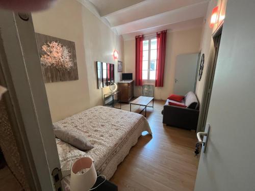een slaapkamer met een bed en een woonkamer bij AU CENTRE DU FESTIVAL in Avignon